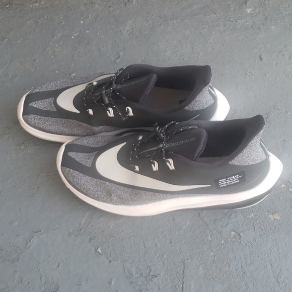 Nike - Picture 2 of 8